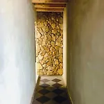House Sleeps 4 With Private Garden *
