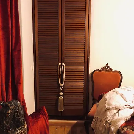 House Sleeps 4 With Private Garden