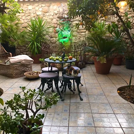House Sleeps 4 With Private Garden *